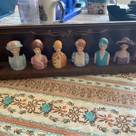 VTG Avon 1983-84 “American Fashion Lady” thimbal collection and rack - Picture 4 of 6